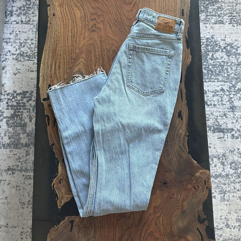 Hollister Women's High-Rise Distressed Straight Jeans. 27R